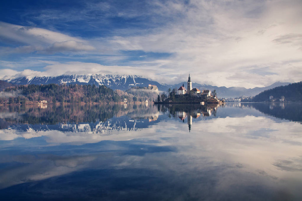 Καταπληκτική θέα στη λίμνη Bled, νησί, εκκλησία και κάστρο με ορε - Φωτογραφία, εικόνα