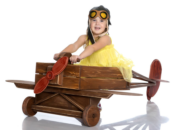 Kleines Mädchen in der Mütze des Piloten - Foto, Bild