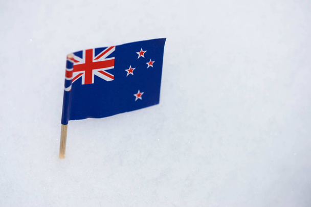 Drapeau Australie en papier avec cure-dents marron sur fond de neige blanche
. - Photo, image