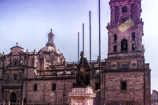 A estátua em frente à Catedral Metropolitana
 - Foto, Imagem