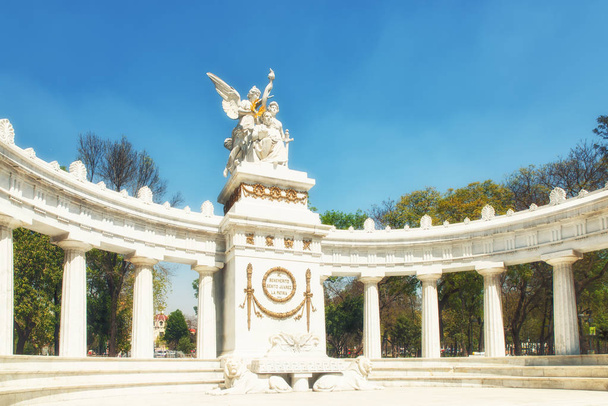 Памятник Бенито Жуаресу в Мехико
 - Фото, изображение