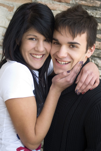 Подростковая пара обнимает
 - Фото, изображение