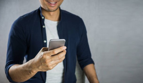 Человек, использующий смартфон и улыбающийся
 - Фото, изображение