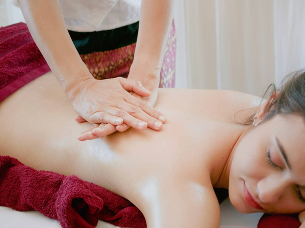 Donna con trattamento di massaggio corpo spa nel salone spa, Massaggio
 - Foto, immagini