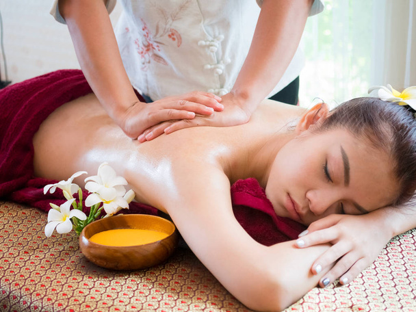 Femme ayant spa massage du corps traitement dans le salon de spa, Massage
 - Photo, image