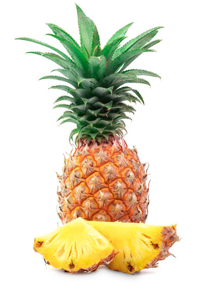 Ananas in Scheiben geschnitten isoliert auf weißem Hintergrund. - Foto, Bild