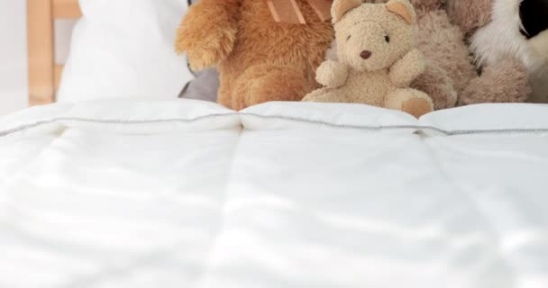 Dívka pokoj s plyšovým medvědem na posteli - Záběry, video