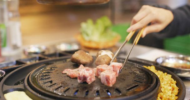 Carne coreana assada em restaurante
  - Foto, Imagem