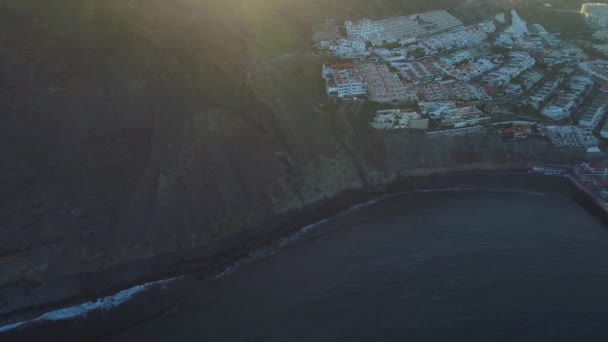 Vlucht over Los Gigantes stad in Tenerife - Video