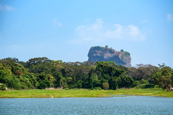 シギリヤ ・ ロックまたはスリランカのライオン岩の眺め - 写真・画像