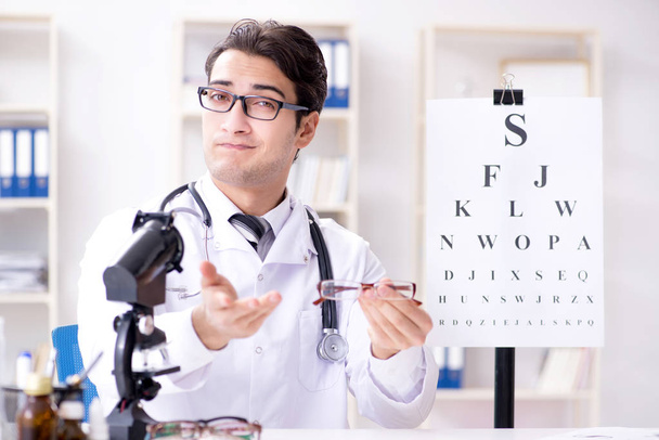 Médico ocular en concepto médico - Foto, Imagen