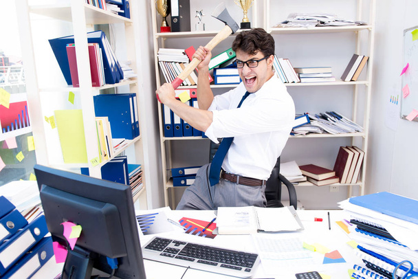 Rušný frustrovaný podnikatel naštvaný v kanceláři - Fotografie, Obrázek