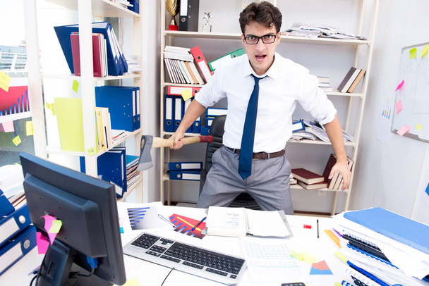 Απασχολημένος επιχειρηματίας θυμωμένος στο γραφείο - Φωτογραφία, εικόνα