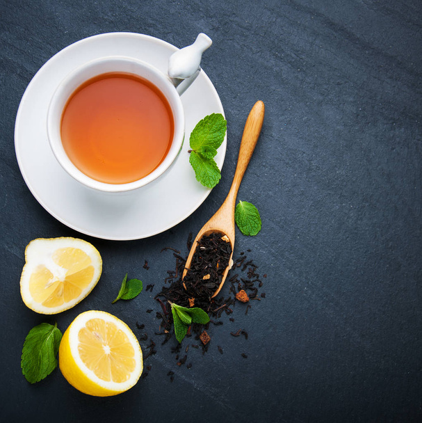 чай с лимоном и мятой - Фото, изображение