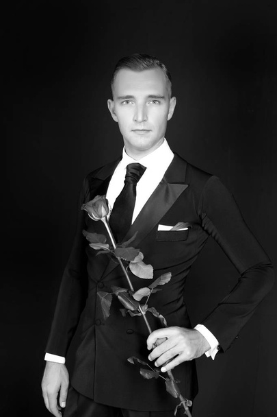 Tanečník s růží na tmavém pozadí - Fotografie, Obrázek