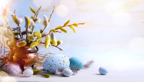 Joyeuses Pâques ; oeufs de Pâques et fleurs de brindille sur fond de table bleu
 - Photo, image