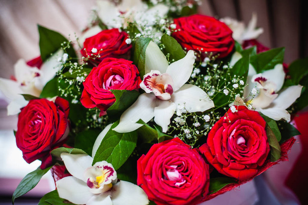 boeket van rode rozen en witte orchideeën - Foto, afbeelding