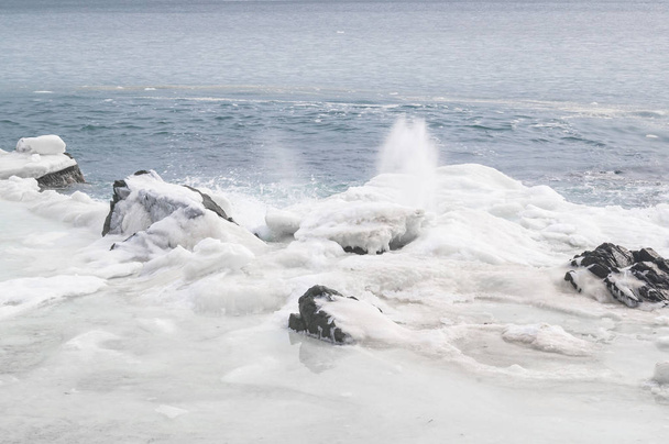 Meren rannalla jäätä ja aaltoja. Venäjän Kaukoidän merimaisema
 - Valokuva, kuva