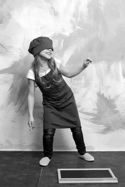 Lány szakács kötény és a séf kalapját szórakozás - Fotó, kép