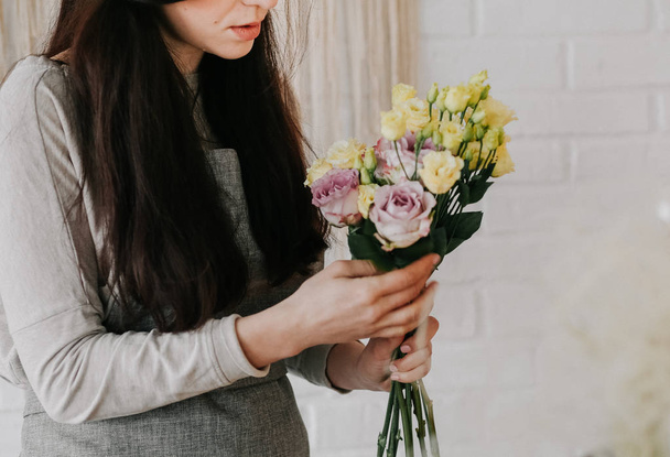 woman florist collects a bouquet - Фото, изображение