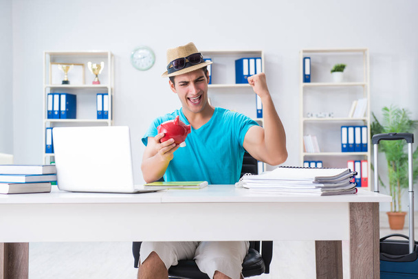 Businessman preparing for vacation in the office - Photo, Image