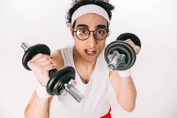 Портрет молодого худого спортсмена в очках, держащего гантели изолированными на белом
 - Фото, изображение