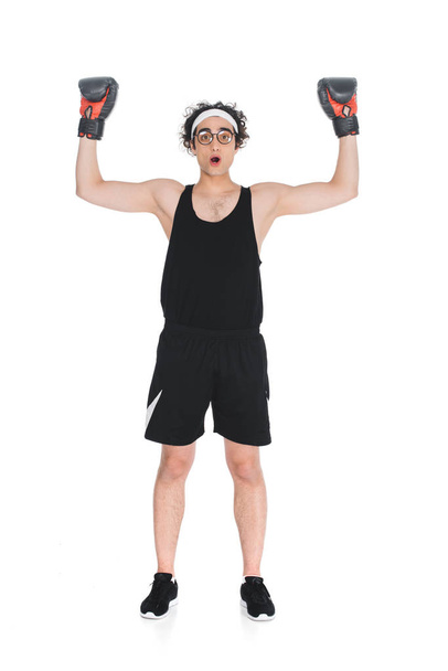 Молодой тощий боксер в очках, стоящий с поднятыми руками, изолированный на белом
 - Фото, изображение