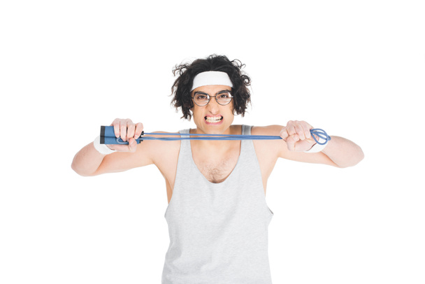 A szemüvegek ugrókötél tartja kezében elszigetelt fehér vékony sportember - Fotó, kép