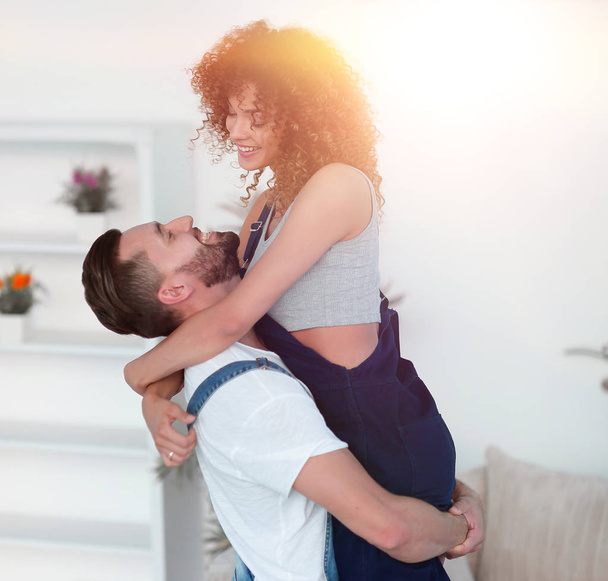 Happy husband and wife in a new apartment - Foto, Imagem