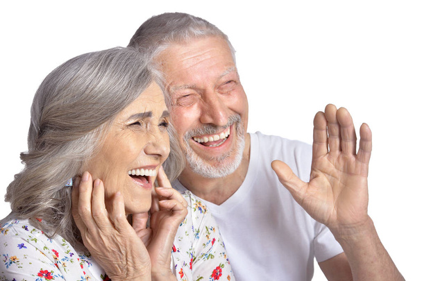 Retrato de pareja mayor riendo aislada sobre fondo blanco
 - Foto, imagen