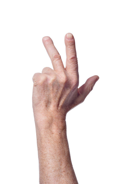 Mano di donna anziana che mostra tre dita isolate su sfondo bianco
 - Foto, immagini