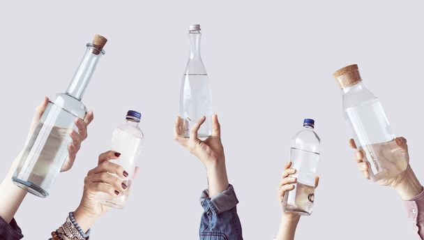 Persone diverse che tengono bottiglie d'acqua
 - Foto, immagini