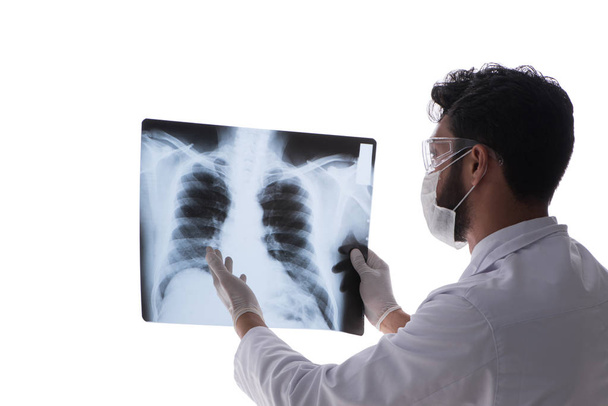 Fiatal orvos nézi röntgen képeket izolált fehér - Fotó, kép