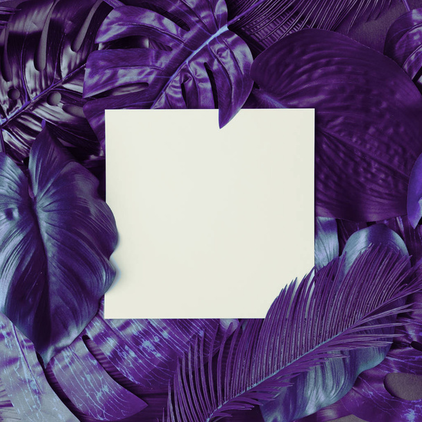 kreatives Layout der weißen Papierkarte mit tropischen lila Blättern, übernatürliches Konzept - Foto, Bild