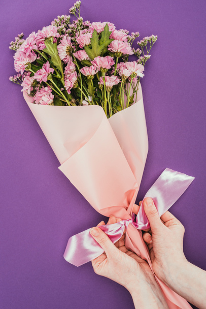 rajattu laukaus henkilö tilalla kaunis kukka kukkakimppu vaaleanpunainen nauha violetti
   - Valokuva, kuva