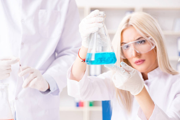 Młoda kobieta chemik pracuje w laboratorium klinicznym - Zdjęcie, obraz