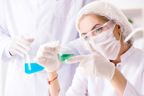 Młoda kobieta chemik pracuje w laboratorium klinicznym - Zdjęcie, obraz