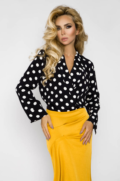 Krásná, sexy blondýnka v elegantní oblečení v polka dots - Fotografie, Obrázek