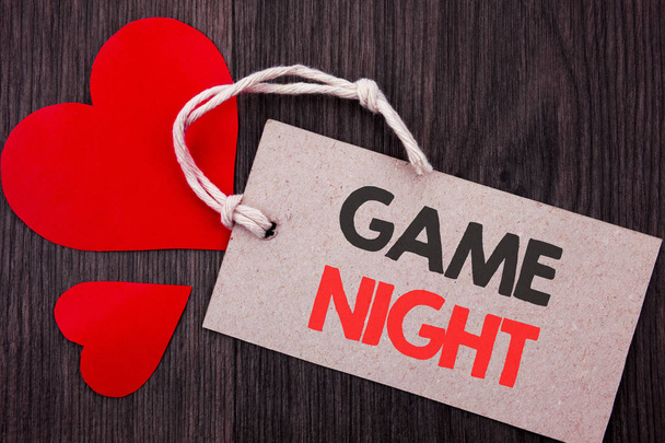 A kézírás a közlemény szövegét Game Night mutatja. Üzleti koncepció szórakoztató szórakoztató játék idő esemény a szerencsejáték írt ára piros szöveg-ra-a fából készült háttér. - Fotó, kép
