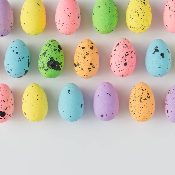 patrón creativo de Pascua hecho de huevos coloridos pintados en colores pastel
   - Foto, imagen