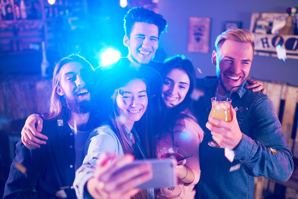 Selfie Time. Young Group of Friends Partying In A Nightclub And Toasting Drinks. Happy Young People With Cocktails At Pub. The People Have A Great Mood And They Smile A Lot - Fotoğraf, Görsel