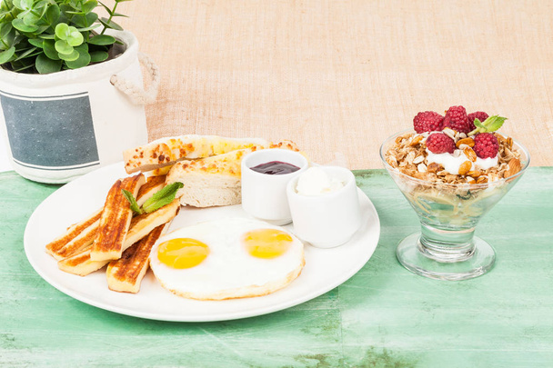 πρωινό τηγανητά αυγά και τυρί ψημένο στη σχάρα - Φωτογραφία, εικόνα