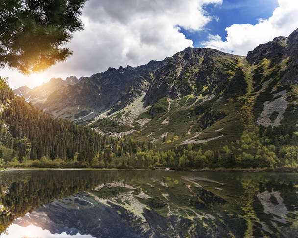 Paesaggio montano sullo sfondo del lago. Alti Tatra
. - Foto, immagini