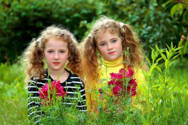Çiçekli iki kız kardeş - Fotoğraf, Görsel