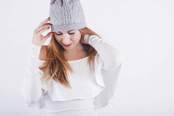 fille souriante avec chapeau d'hiver
 - Photo, image