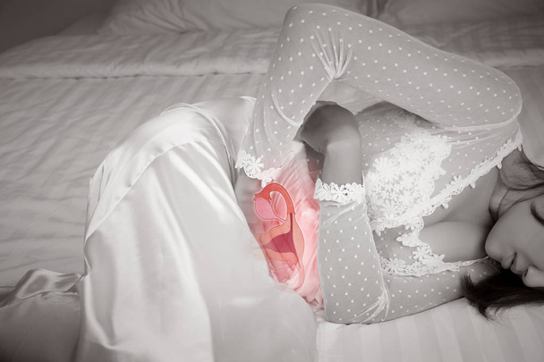 Asiatico donna avere un stomachache
 - Foto, immagini