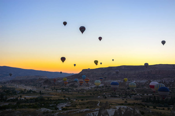 Cappadocia görünümü ve sıcak hava balonu, Türkiye - Fotoğraf, Görsel