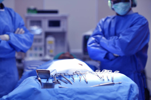Ameliyathane başarılı operasyonda tebrik takım cerrah  - Fotoğraf, Görsel
