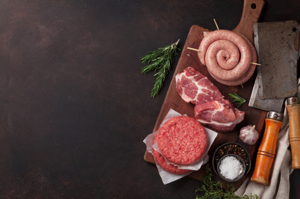 Сире м'ясо, котлети, бекон та сосиски. Вид зверху з пробілом для вашого рецепта
 - Фото, зображення