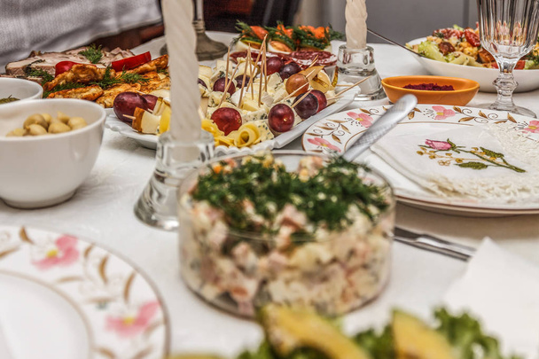 La ensalada con los langostinos a la mesa de fiesta
 - Foto, imagen